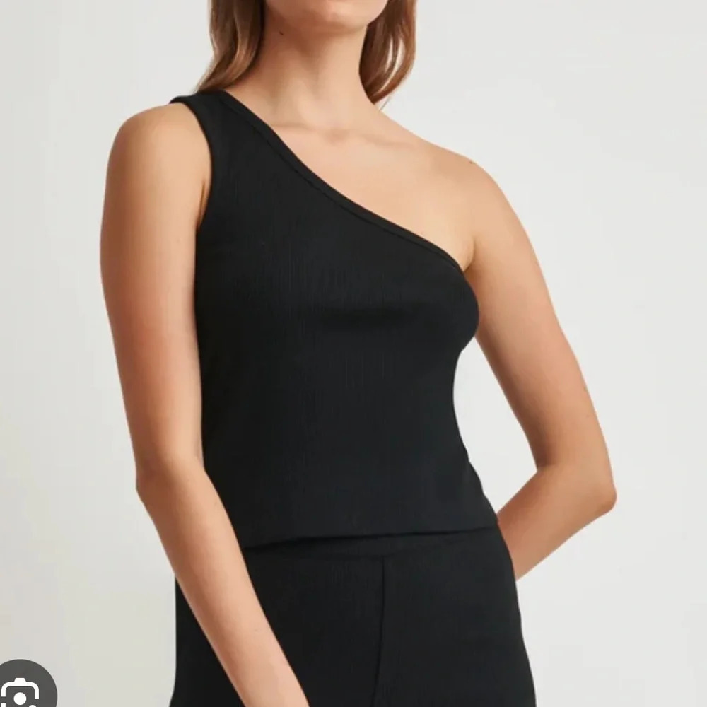 Skin Worldwide Ingeborg OneShoulder ribbed black tank large